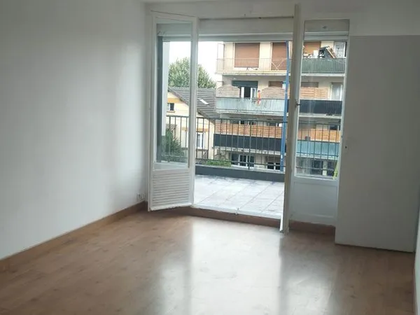 Appartement 2 pièces 42 m² avec terrasse de 18 m², box + cave - RER à pied -Drancy 
