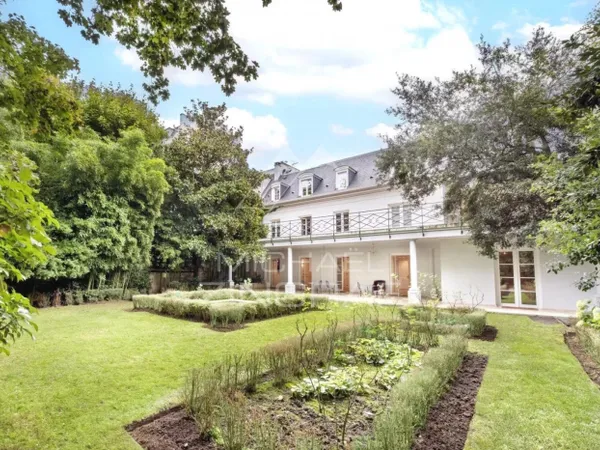 A vendre - Hotel Particulier - Jardin - Piscine 