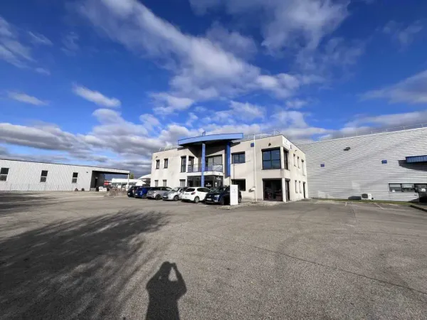 Bureaux cloisonnés de 473 m² avec 20 parkings - Mions, accès immédiat A46 A43 
