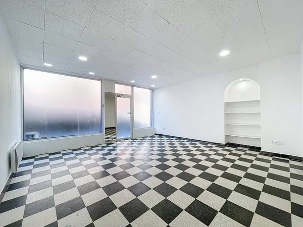 Local commercial 2 pièces 57 m² 