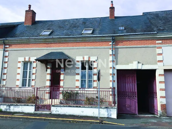 Vente maison de charme en pierre de 128.97 m² avec 3 chambres, terrain clos en bord de Loir, centre 
