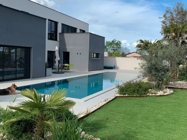 Maison contemporaine avec piscine et jardin paysager 
