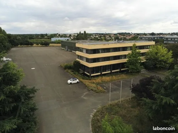 Local d'activité 3705 m² 