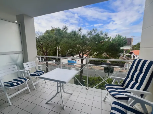 Appartement de standing Proche centre et plages, vaste ter 