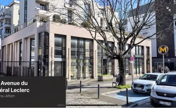 Emplacement parking moto(s)/petite voiture au pied du métro 