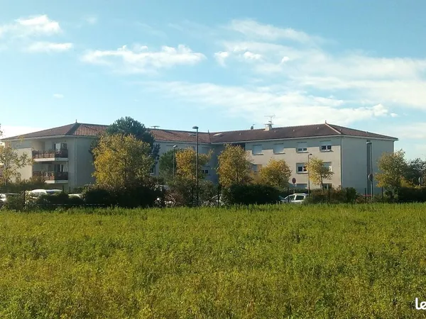 A Rodilhan (5mn de Nîmes), studio meuble avec place de parking 
