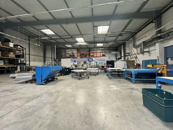 Locaux d'activité - A LOUER - 1 233 m² non divisibles 