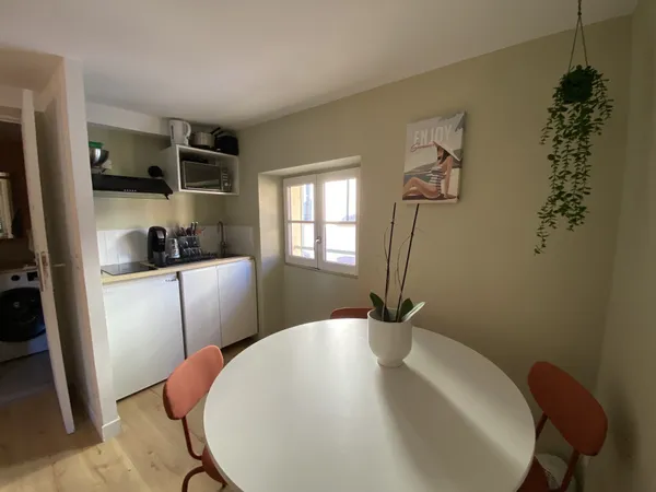 À louer Studio meublé Basse Ville de Toulon 4ème étage 