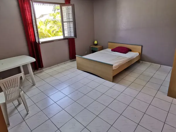 Chambre meublee dans grande villa coloc, wifi, TV, laveLinge, jardin, pkg - 97400 ILE DE LA REUNION 
