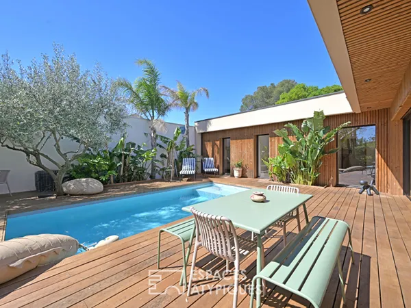Élégante Maison de Plain-Pied en Bois avec Piscine et Jardin Verdoyant à la Tour Magne 