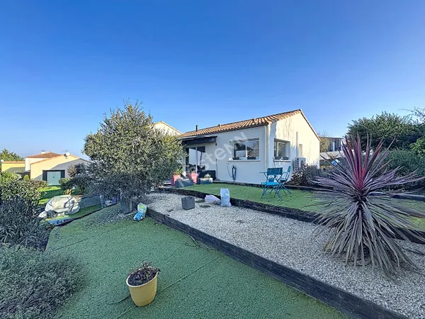 Maison de plain pied à vendre à Liré - 3 chambres, dépendance, jardin et vue dégagée 
