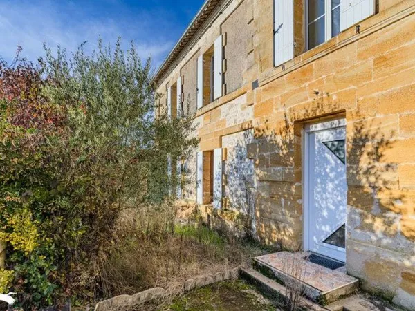 Maison en pierre de 7 pièces principales 
