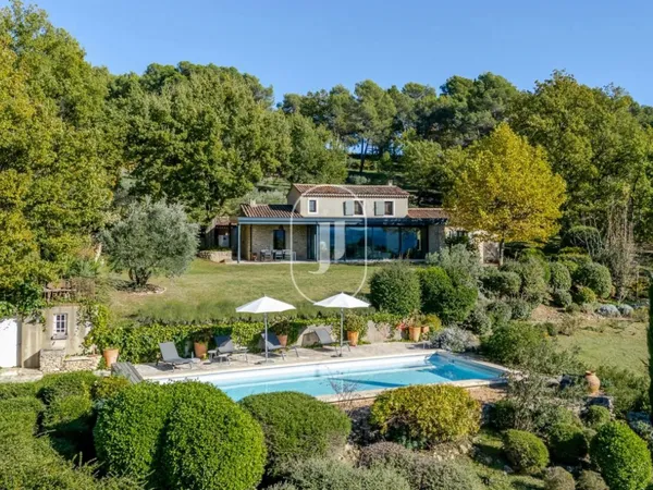Propriété avec piscine et dépendances à vendre à Bonnieux 
