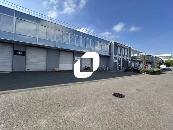 Local d'activité 1077 m² 