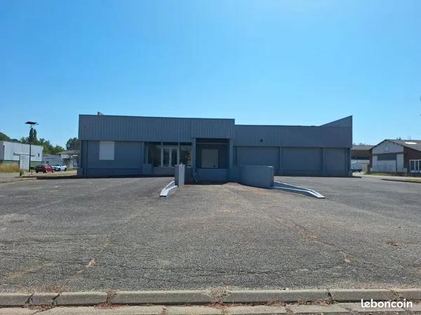 Entrepôt 700m2 avec quais 
