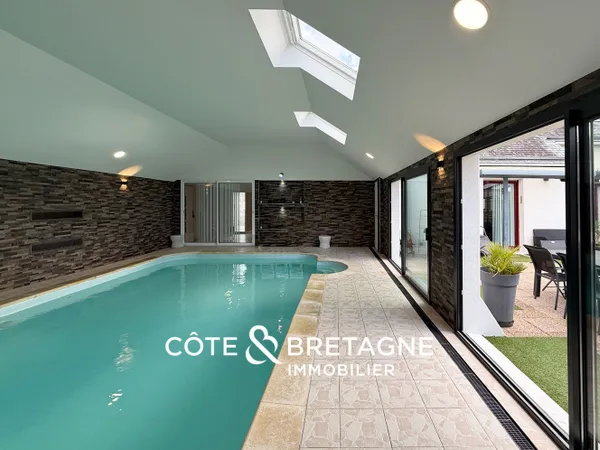 Maison Familiale 235 m2 avec Piscine Couverte et Jardin Clos 