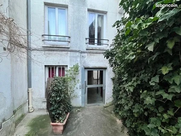 Studio à rénover quartier vivant 