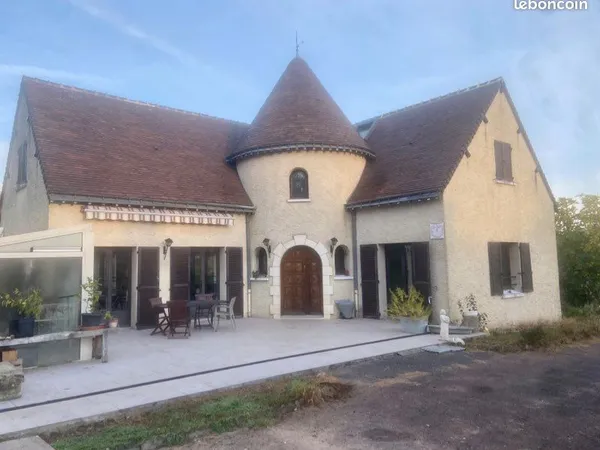 Maison lumineuses entourée de verdure 