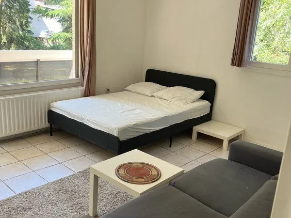 Loue studio meublé 29m2 avec grand balcon sur jardin calme 