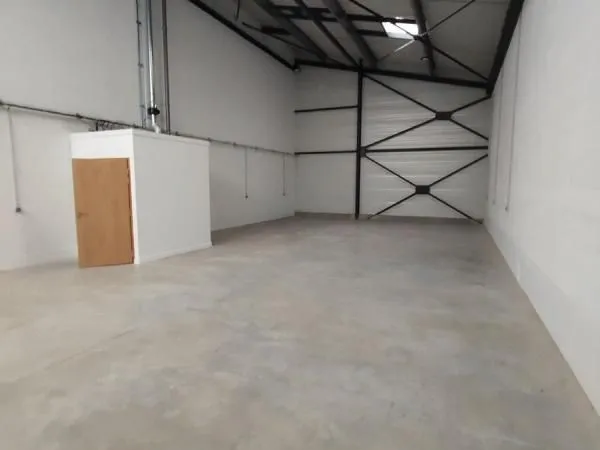 Local d'activité 163 m² 