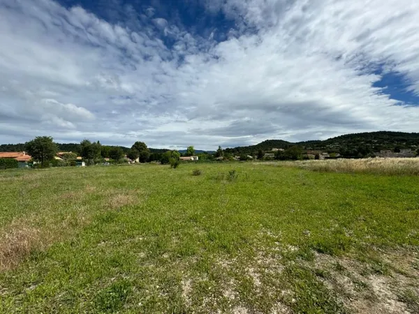 Terrain 300 m² 