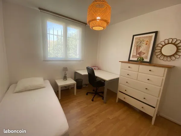 Chambre meublée avec salle d'eau cuisine séjour 