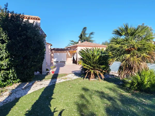 Villa de standing 4 faces, 7 pièces, piscine, double garage, 