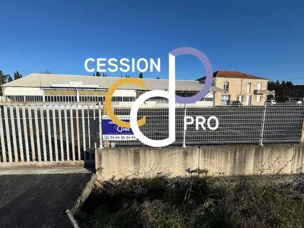 BATIMENT DE 800 M² A LOUER (BAIL TOUS COMMERCES) AVEC PARKING DE 1 600 M² A CHATEAURENARD 