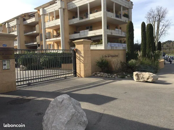 T2 parc de l'hippodrome + place de parking 