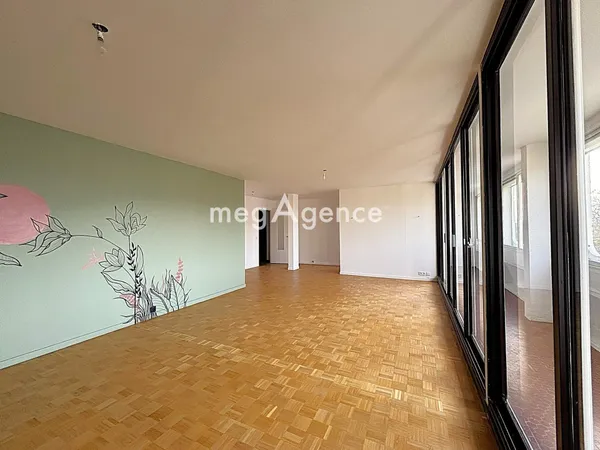 Lyon 9 - Spacieux T5 avec ascenseur privatif - Double séjour - 3 chambres - 2 loggias 
