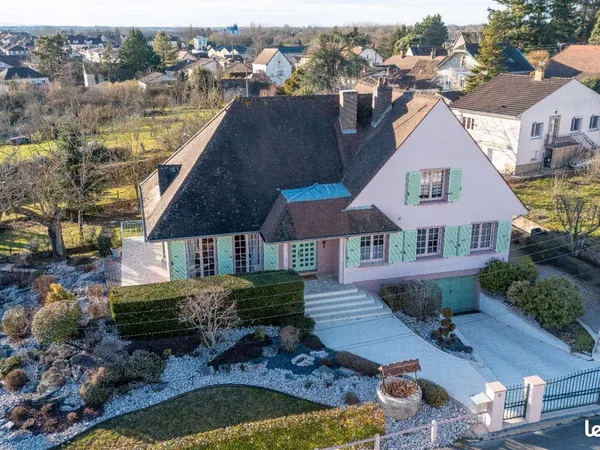 Propriété 7 pièces 224 m² 