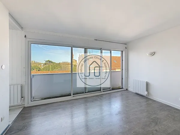 En exclusivité-T1 lumineux avec parking et cave-Quartier Saint- 