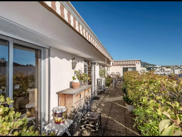 Dernier étage, 6 pièces de 155 m2 sur terrasse de 30 m2 exposé S 