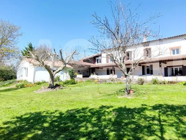 GRANDE MAISON AVEC STUDIO INDEPENDANT,GARAGE ET TERRAIN SANS VIS A VIS AU CALME 
