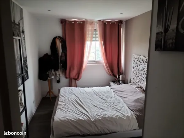 Chambre équipée à louer en appartement en colocation 