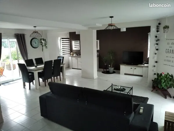Maison spacieuse 3 chambres avec grande pièce de vie, jardin 500m²-bourg 