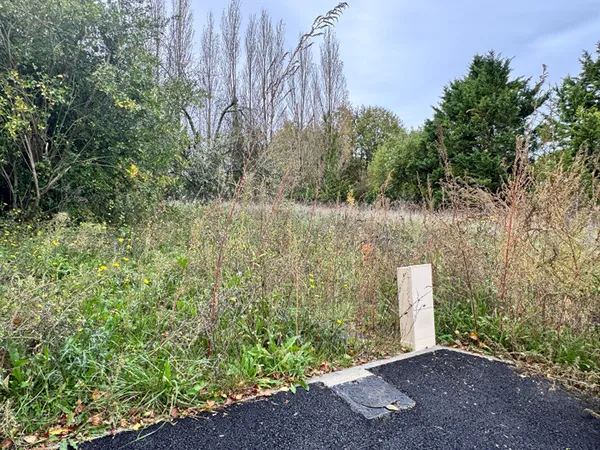 ENVIRONNEMENT CALME - Terrain à bâtir de 876 m² 