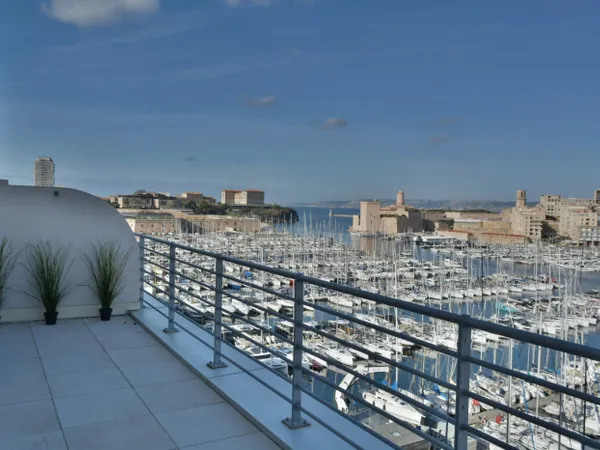 13007 - VIEUX-PORT FÉERIQUE - BEAU TYPE 2/3 DE 62M² AVEC TERRASS 