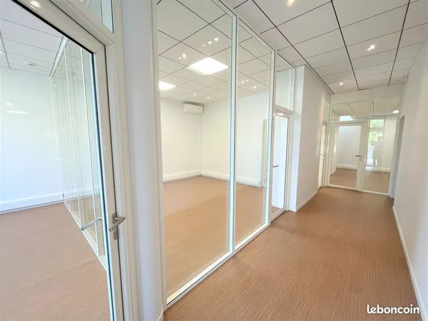Agen centre immeuble de bureaux rénovés climatisés de 96 m² à 678 m² avec jardin et terrasse 