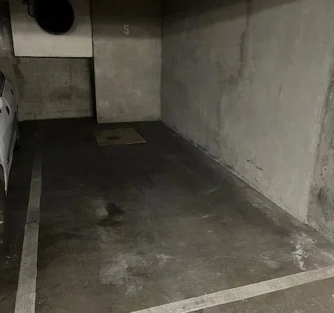 Place de parking sécurisée en sous/sol