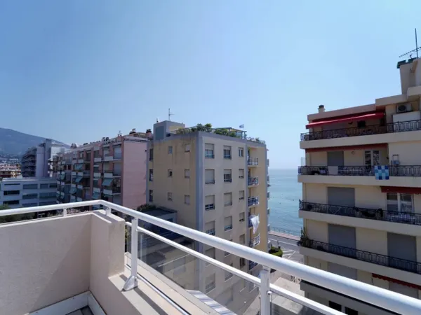 Superbe penthouse avec terrasse panoramique vue mer et collines 
