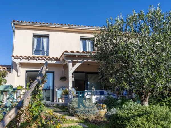 Maison 5 pièces de 103 m² avec garage et jardin. 