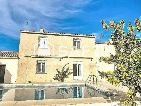 Maison R+1 T6 de 115 m² , avec 4 Chambres, un bureau, garage et piscine édifiée sur un terrain de 