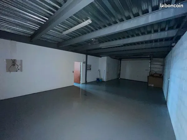 Local bureaux 166 m² 