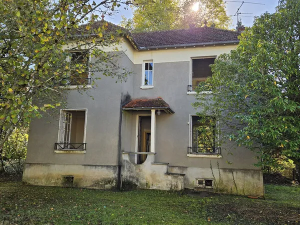 Maison individuelle à rénover avec jardin et garage 