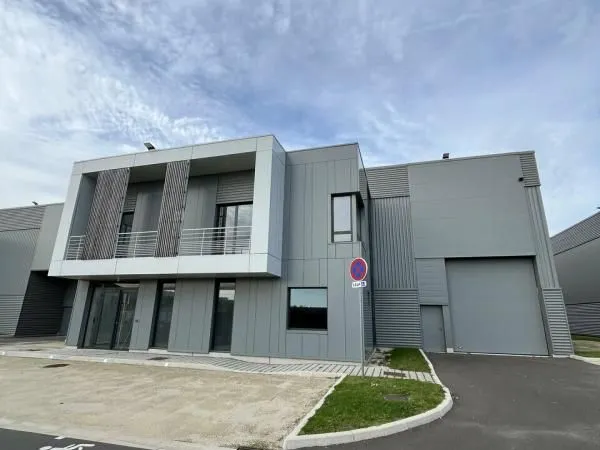 Local d'activité 786 m² 