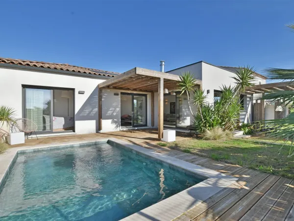 Villa P4 d'env. 90m2 de plain pied terrain 365m2 piscine gar 