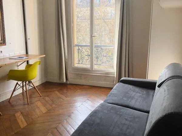 Studio meublé 18 m2 au pied de la station Pigalle 