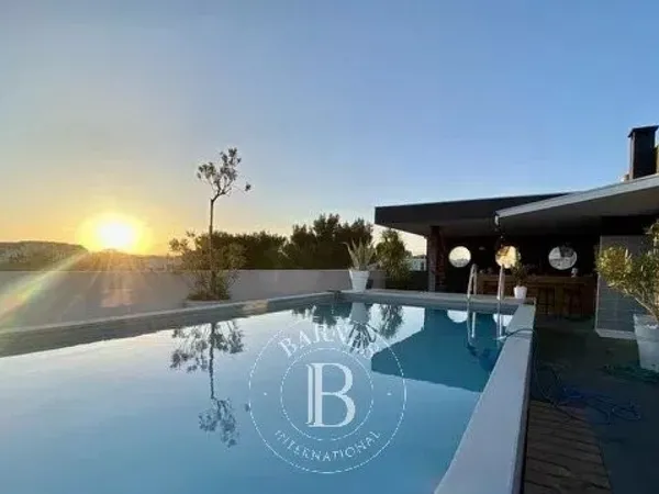 Maison sur les toits, terrasse de 170 m² avec piscine et vue mer 