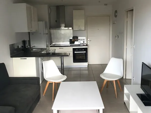 T2 de 40 m² meuble-terrasse -box-climatiseur - 13009 Marseille 